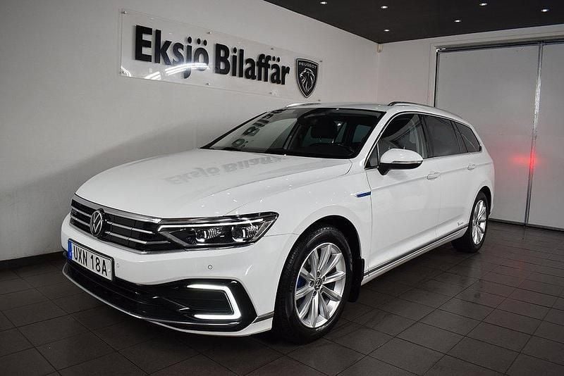 Vit Begagnad 2020 VW Passat GTE Kombi | 199 500 kr (Marknadspris) - Bild 1/4