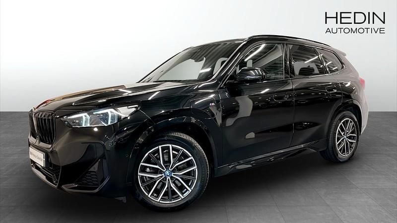 Svart (black) Begagnad 2023 BMW X1 M Sport SUV | 458 700 kr (Marknadspris) - Bild 1/4
