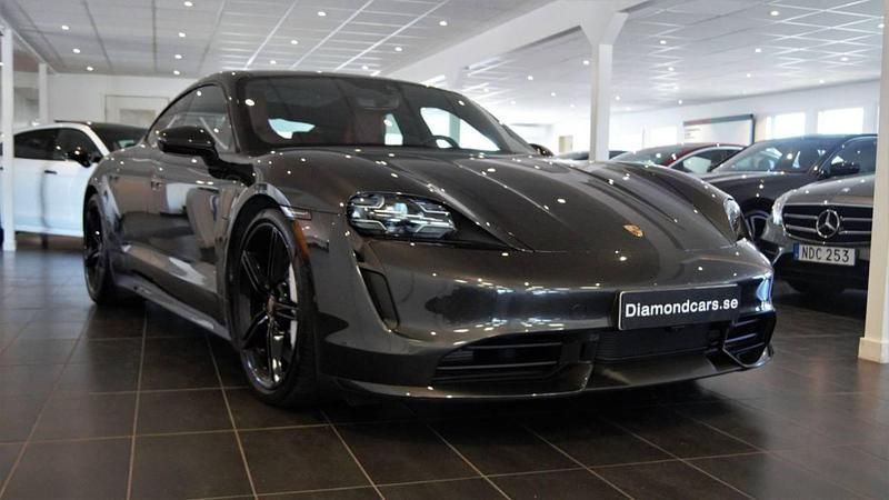 Mörkgrå (grå) Begagnad 2020 Porsche Taycan Turbo Chrono Sedan | 1 249 000 kr - Bild 1/4