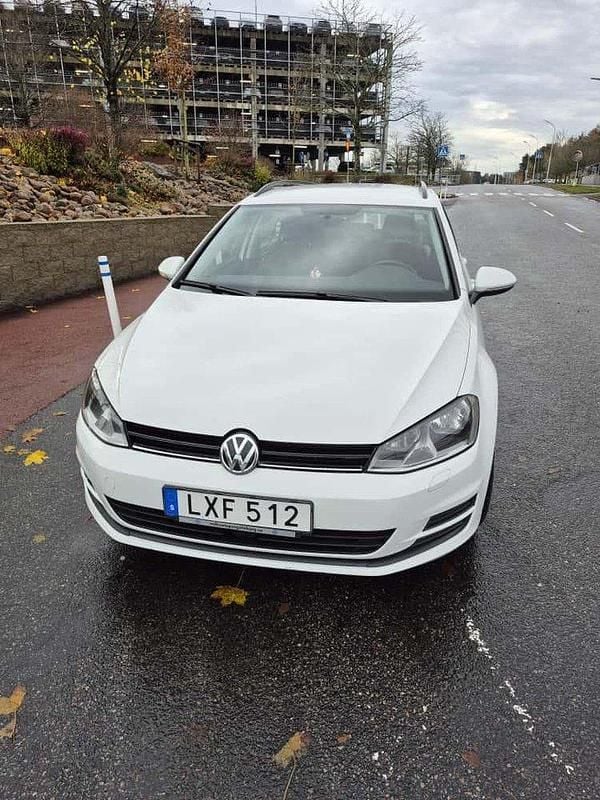 Vit Begagnad 2016 VW Golf VII Kombi | 135 000 kr (Marknadspris) - Bild 1/4