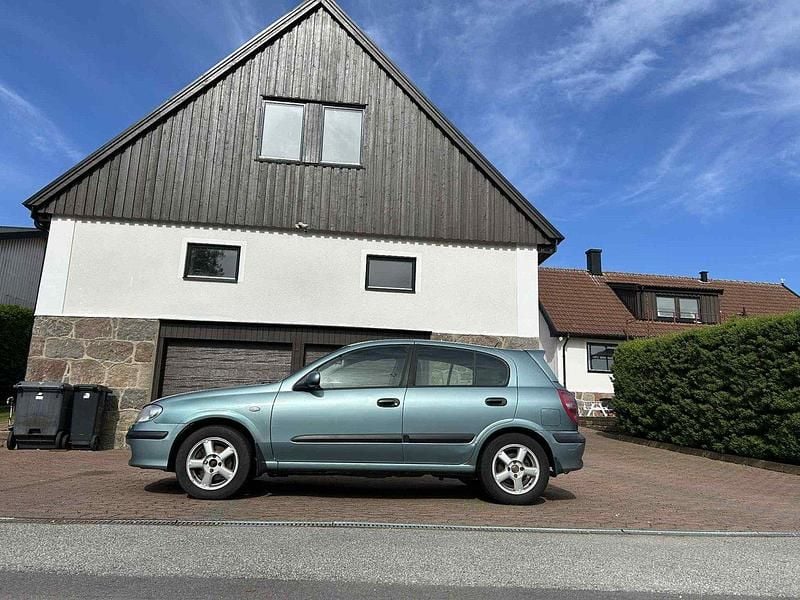 Grön Begagnad 2001 Nissan Almera Halvkombi | 19 500 kr (Superpris) - Bild 1/4