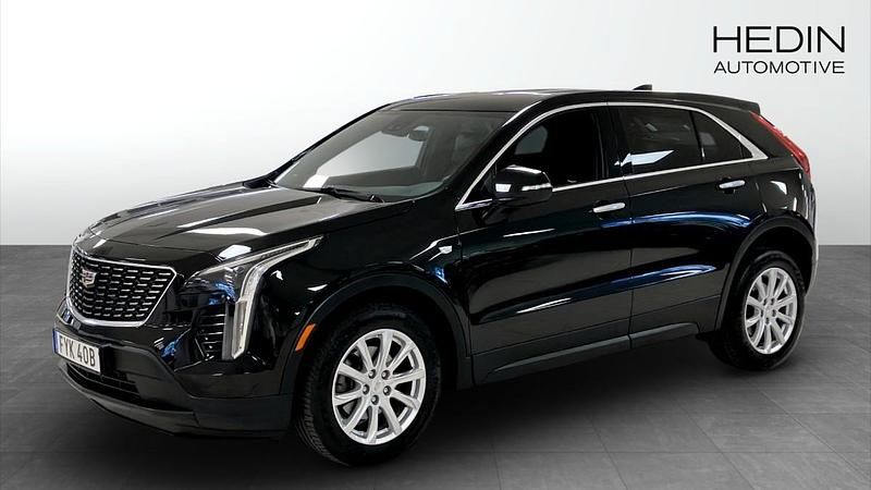 Svart (black) Begagnad 2022 Cadillac XT4 SUV | 359 900 kr - Bild 1/4