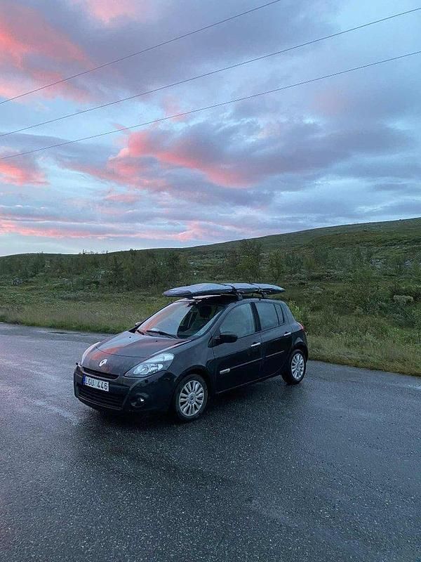 Svart Begagnad 2011 Renault Clio R.S. Halvkombi | 19 000 kr (Superpris) - Bild 1/4