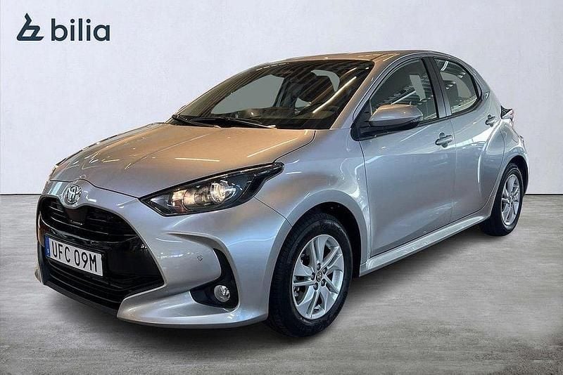 Silver Ny 2025 Toyota Yaris Hybrid Active Halvkombi | 254 900 kr (Marknadspris) - Bild 1/4