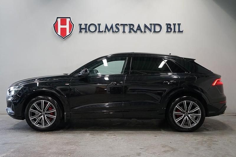 Svart Begagnad 2022 Audi Q8 S-Line SUV | 669 900 kr (Marknadspris) - Bild 1/4