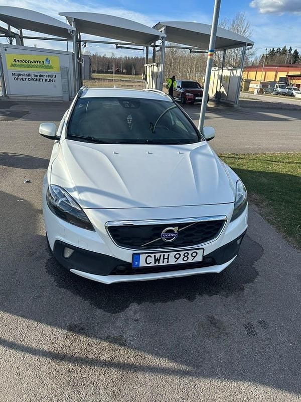 Vit färg Begagnad 2015 Volvo V40 CC Kombi | 155 000 kr (Marknadspris) - Bild 1/4