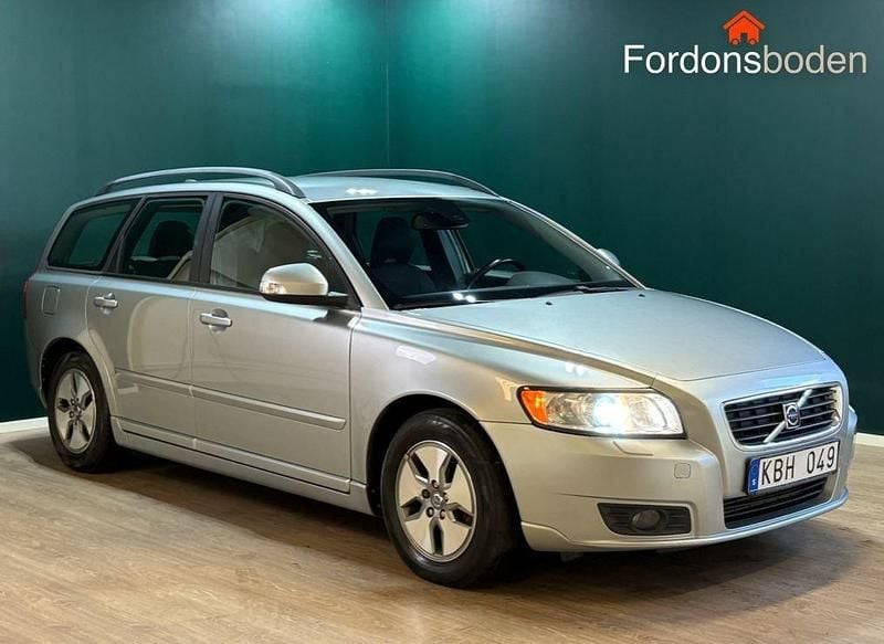 Silver Begagnad 2009 Volvo V50 Momentum Kombi | 44 800 kr (Marknadspris) - Bild 1/4