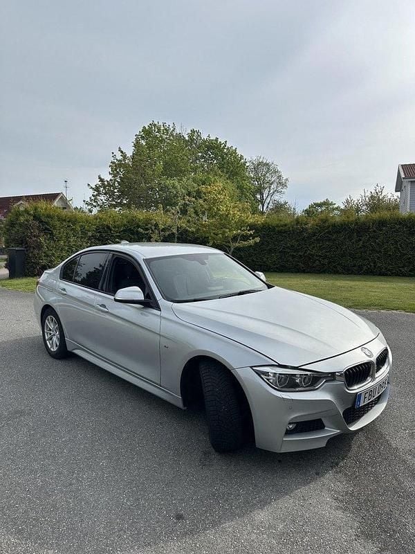 Silver Begagnad 2017 BMW 318 M Sport Sedan | 220 000 kr (Marknadspris) - Bild 1/4