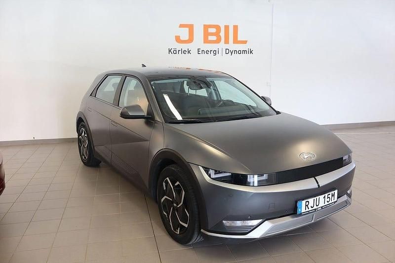 Grå Begagnad 2022 Hyundai Ioniq 6 Essential Sedan | 314 900 kr (Marknadspris) - Bild 1/4