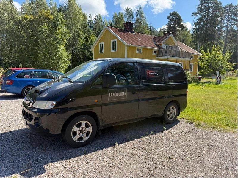 Svart Begagnad 2006 Hyundai H-1 Minibuss | 19 500 kr - Bild 1/1