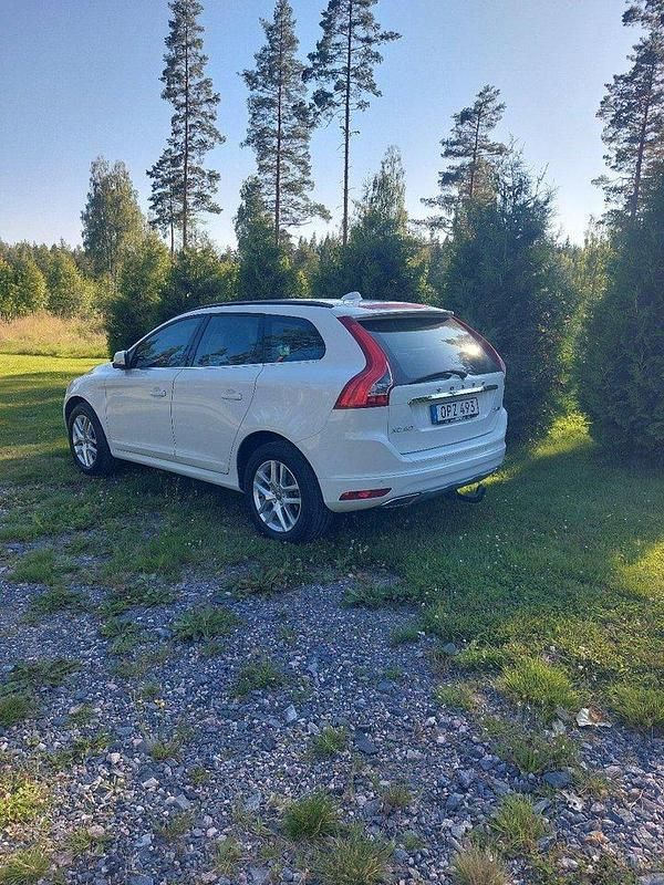 Vit Begagnad 2017 Volvo XC60 Momentum SUV | 210 000 kr (Bra pris) - Bild 1/4