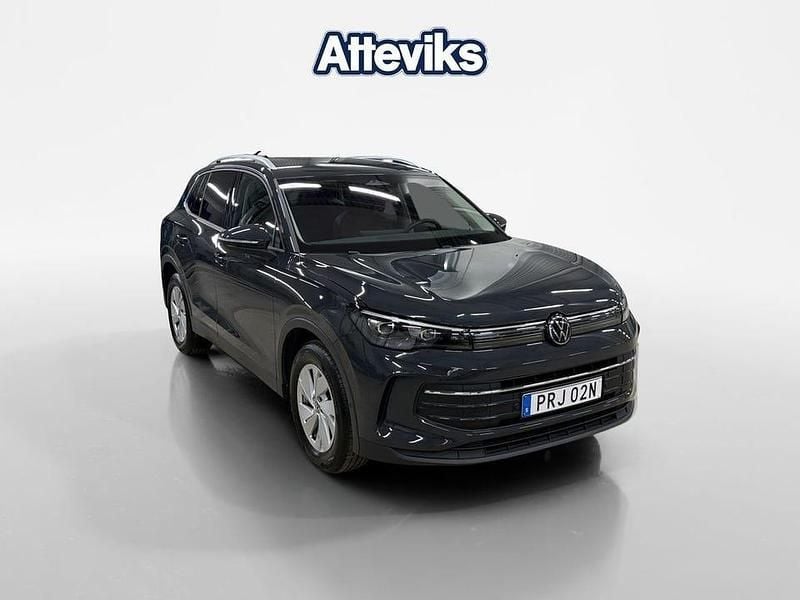 Mörkgrå Begagnad 2024 VW Tiguan Life SUV | 359 900 kr (Marknadspris) - Bild 1/4