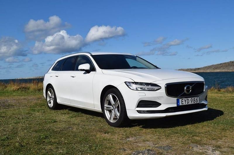 Vit Begagnad 2018 Volvo V90 Momentum Kombi | 126 000 kr - Bild 1/4