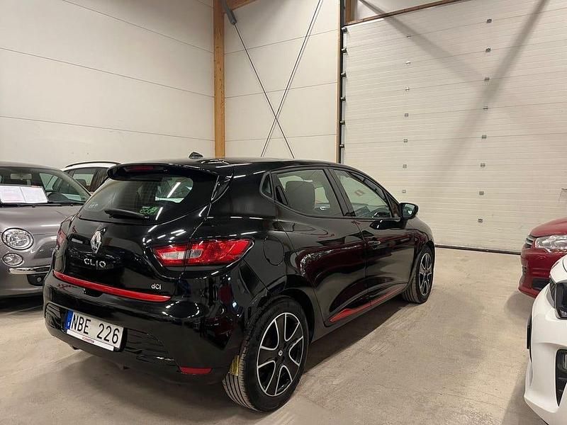Begagnad Renault Clio IV 90 HK (66 kW) 2012 Svart Halvkombi