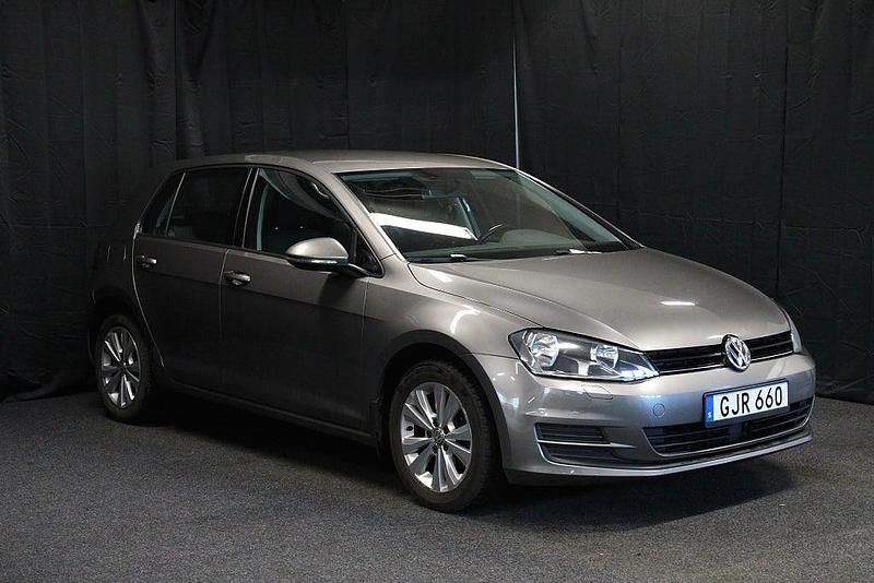 Grå Begagnad 2014 VW Golf VII Halvkombi | 124 900 kr (Marknadspris) - Bild 1/4