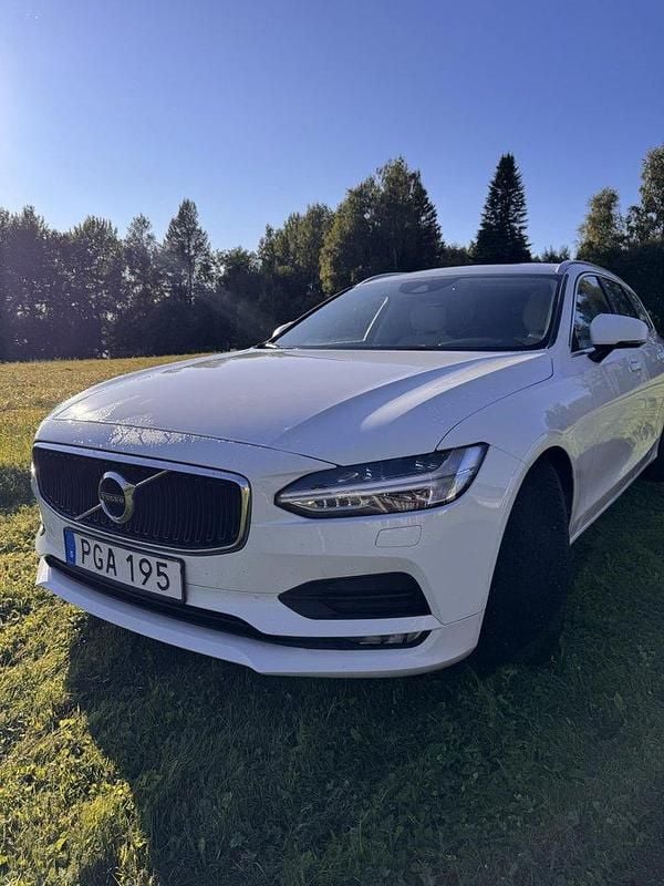 Vit Begagnad 2017 Volvo V90 Momentum Kombi | 145 000 kr (Bra pris) - Bild 1/4