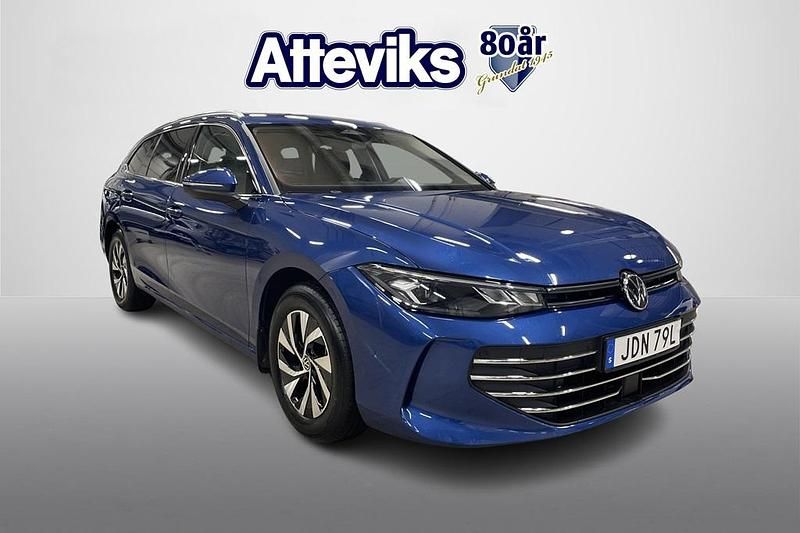 Blå Begagnad 2024 VW Passat Kombi | 338 900 kr (Marknadspris) - Bild 1/4
