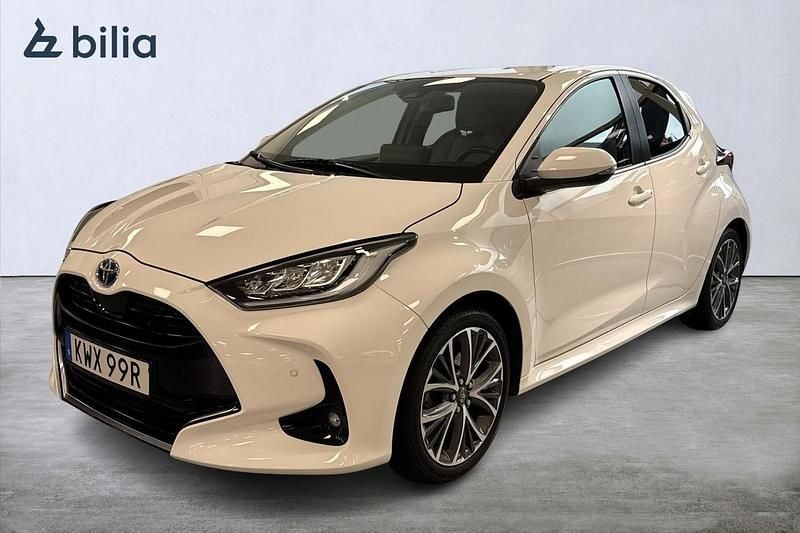 Vit Begagnad 2021 Toyota Yaris Hybrid Edition Halvkombi | 209 900 kr (Marknadspris) - Bild 1/3