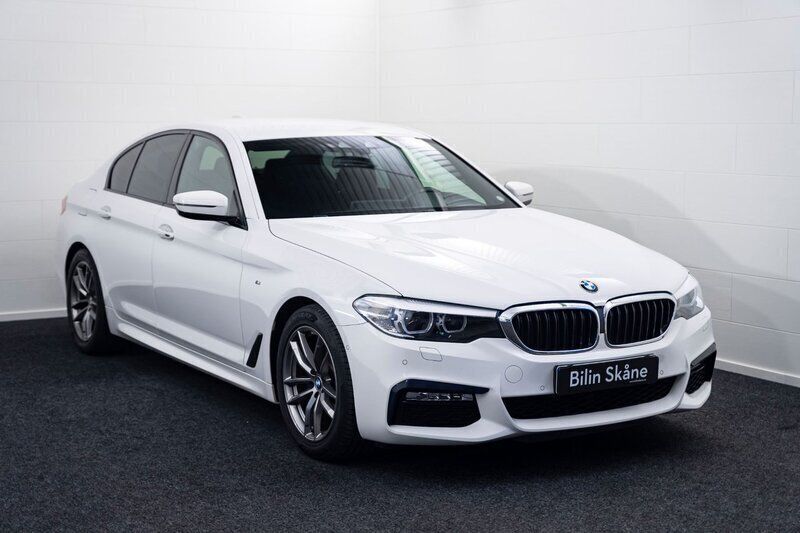 Vit Begagnad 2018 BMW 520 M Sport Sedan | 309 900 kr (Marknadspris) - Bild 1/4
