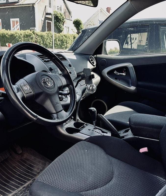 Grå Begagnad 2007 Toyota RAV4 SUV | 120 000 kr (Lite dyr) - Bild 1/4