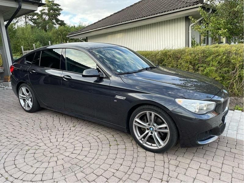 Grå Begagnad 2015 BMW 530 Gran Turismo M Sport Halvkombi | 230 000 kr (Bra pris) - Bild 1/4