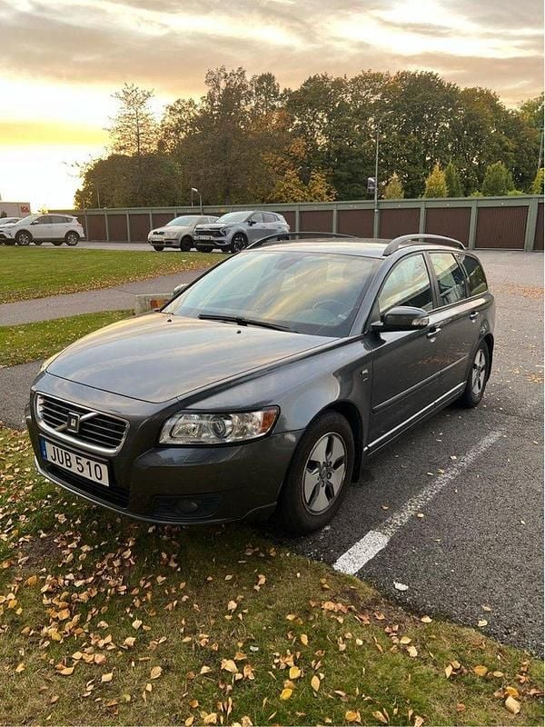 Grå Begagnad 2009 Volvo V50 Momentum Kombi | 35 000 kr (Bra pris) - Bild 1/4