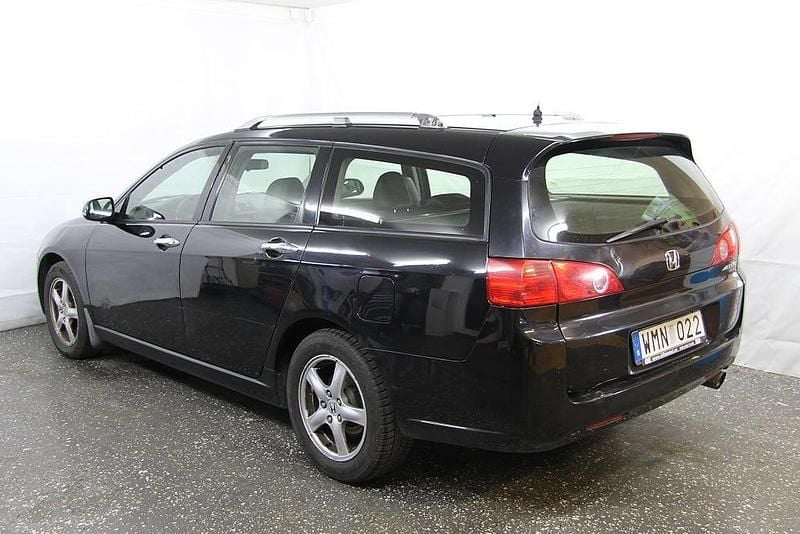 Begagnad Honda Accord 155 HK (114 kW) 2004 Svart Kombi