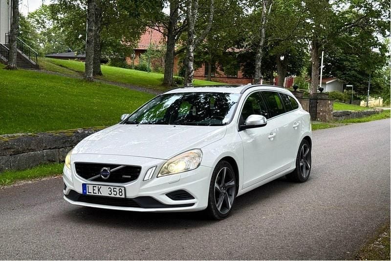 Vit Begagnad 2011 Volvo V60 R-Design Kombi | 82 900 kr (Bra pris) - Bild 1/4