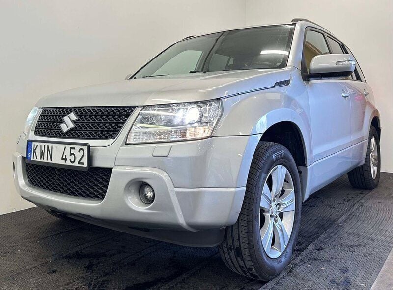 Grå Begagnad 2010 Suzuki Grand Vitara SUV | 109 900 kr (Marknadspris) - Bild 1/4