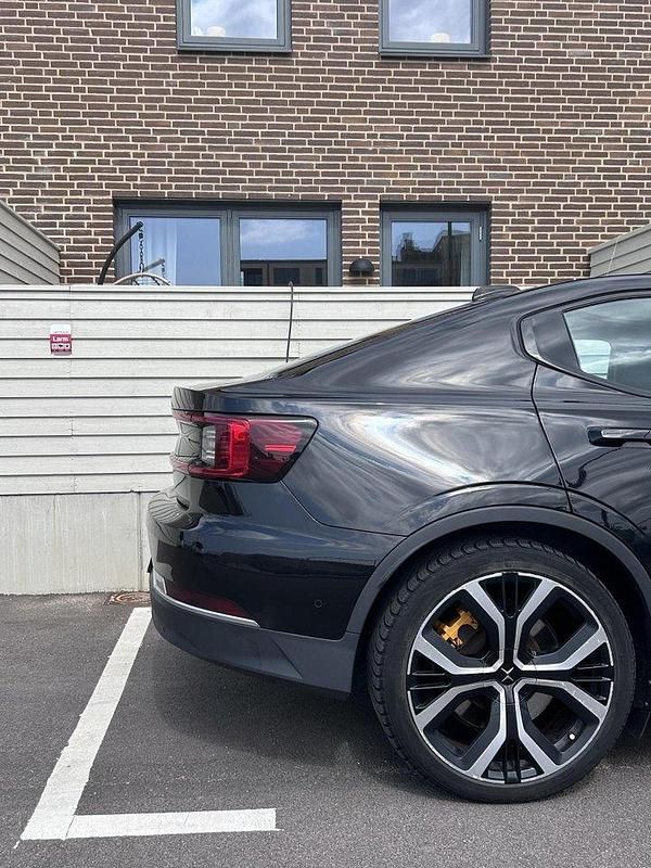Svart Begagnad 2021 Polestar 2 Long Range Dual motor Halvkombi | 360 000 kr (Dyr) - Bild 1/3