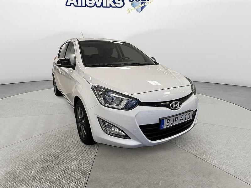 Vit Begagnad 2014 Hyundai i20 Halvkombi | 94 000 kr (Marknadspris) - Bild 1/4
