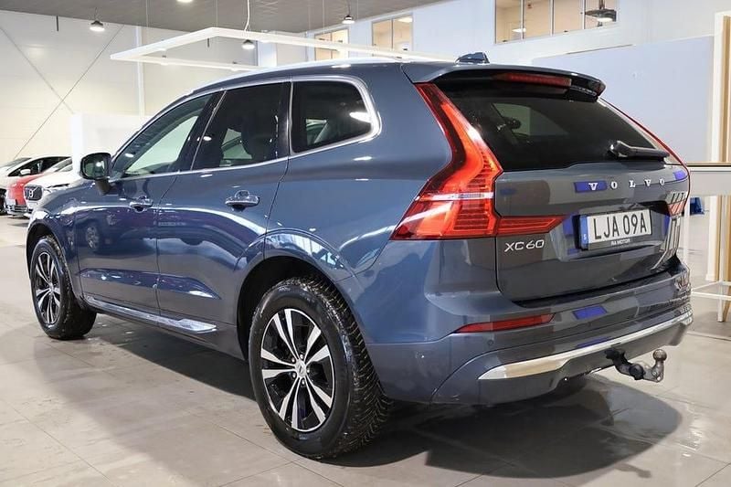 Begagnad Volvo XC60 Core 350 HK (257 kW) 2022 Blå SUV