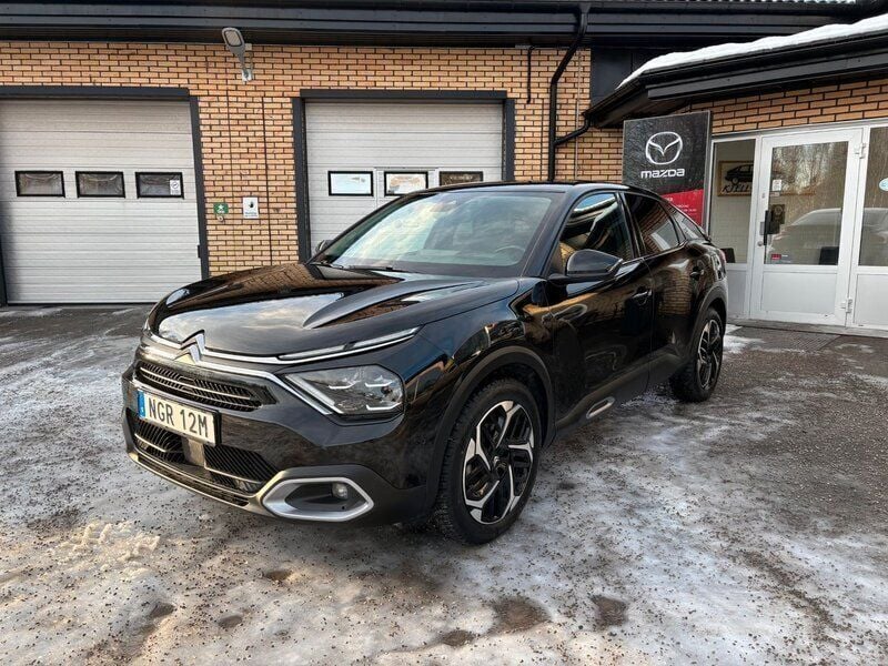 Svart perla nera metallic Begagnad 2023 Citroën C4 PureTech Halvkombi | 234 500 kr (Marknadspris) - Bild 1/3