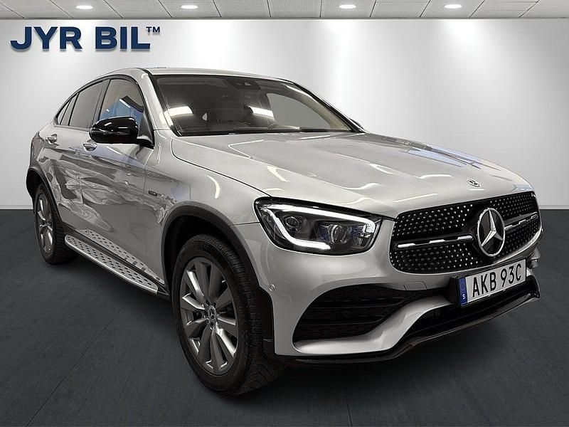 Silver Begagnad 2021 Mercedes GLC300e AMG line Sportkupé | 454 900 kr (Bra pris) - Bild 1/4
