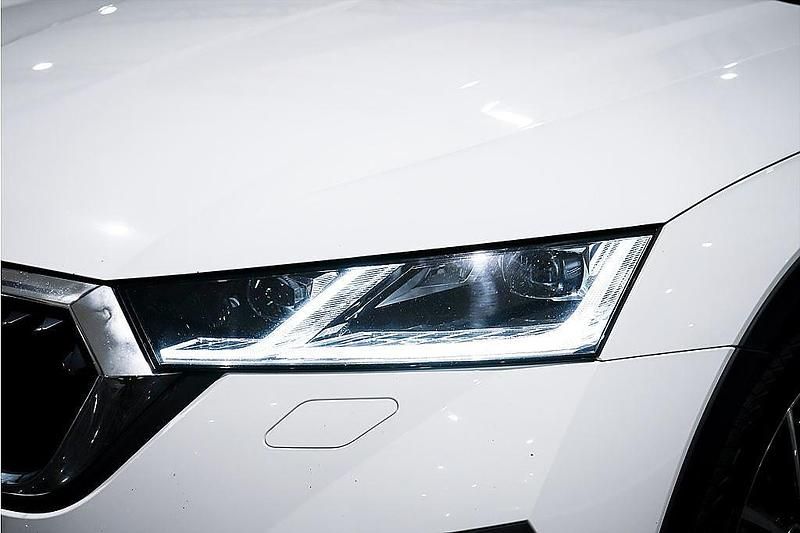 Begagnad Skoda Octavia Scout 200 HK (147 kW) 2021 Vit Kombi