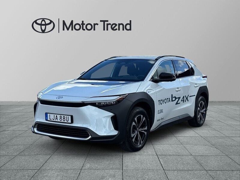 Vit Begagnad 2024 Toyota bZ4X Executive SUV | 509 900 kr - Bild 1/4