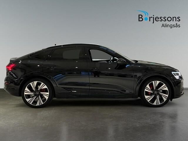 Begagnad Audi Q8 Sportback e-tron S-Line 300 kW (408 HK) 2023 Mytsvart metallic SUV