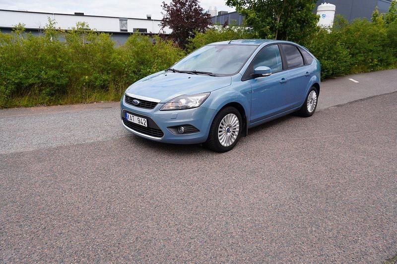 Grå Begagnad 2010 Ford Focus Titanium Halvkombi | 58 900 kr - Bild 1/4