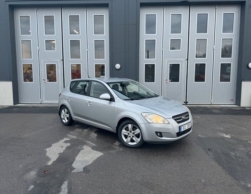 Silver Begagnad 2008 Kia Ceed 4 Halvkombi | 54 900 kr (Bra pris) - Bild 1/4