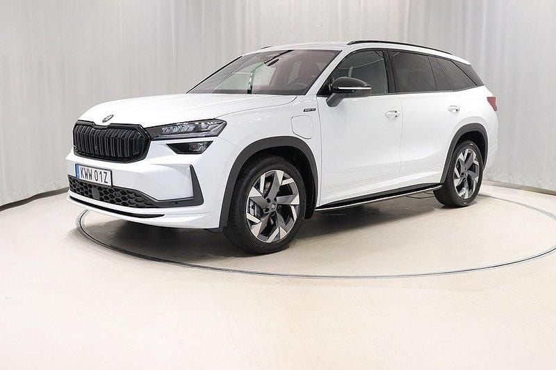 Vit Ny 2025 Skoda Kodiaq SportLine SUV | 553 100 kr - Bild 1/4