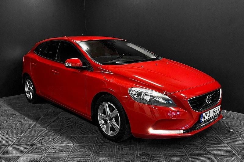 Röd Begagnad 2013 Volvo V40 Kombi | 79 700 kr (Marknadspris) - Bild 1/4