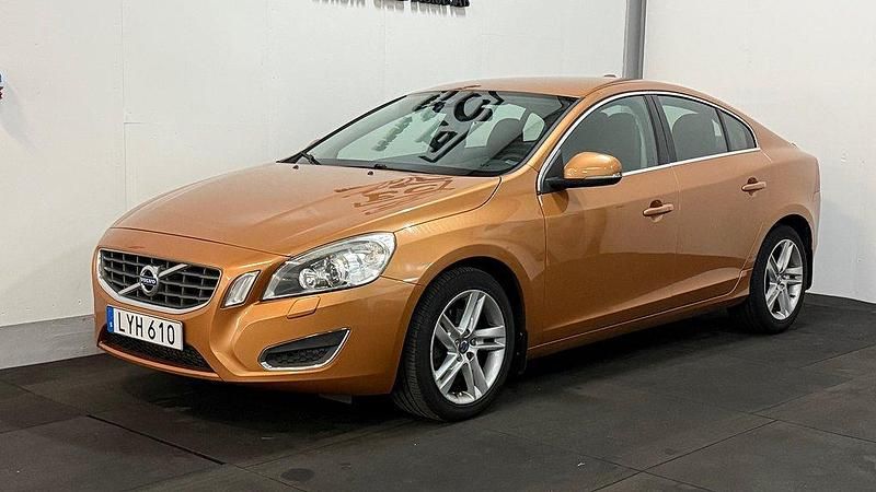 Brun Begagnad 2011 Volvo S60 Momentum Sedan | 99 900 kr (Marknadspris) - Bild 1/4