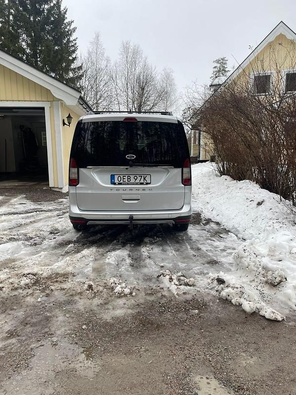 Begagnad Ford Grand Tourneo Connect 122 HK (89 kW) 2023 Stardust silver Minibuss