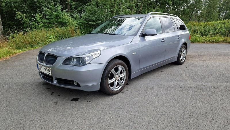 Grå Begagnad 2004 BMW 525 Kombi | 34 000 kr (Marknadspris) - Bild 1/4