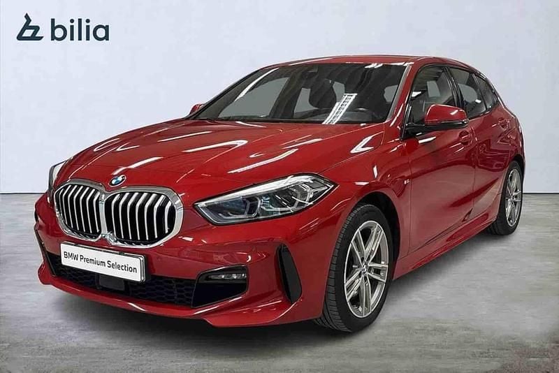 Röd Begagnad 2022 BMW 118 Halvkombi | 269 900 kr (Lite dyr) - Bild 1/1