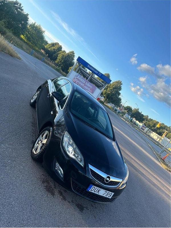 Svart Begagnad 2010 Opel Astra Enjoy Halvkombi | 51 900 kr (Marknadspris) - Bild 1/4