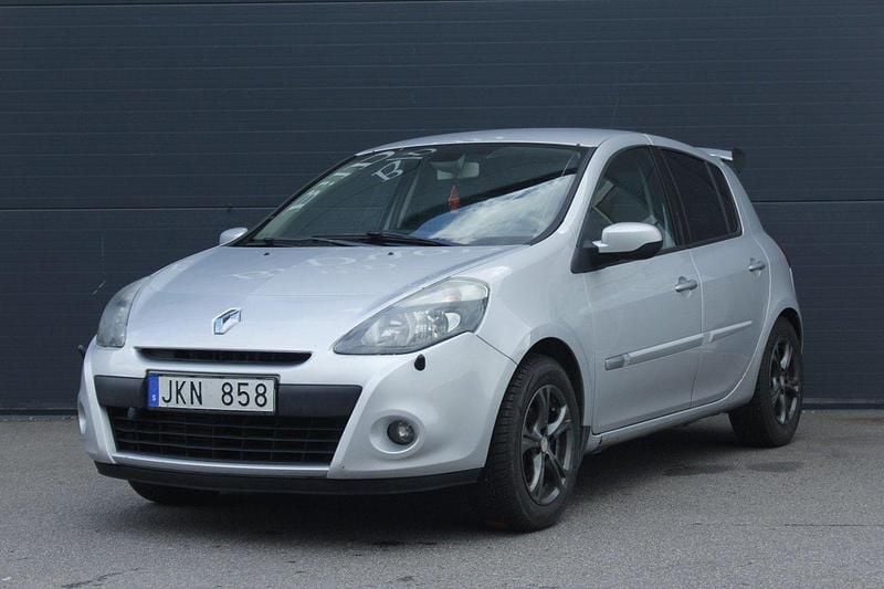 Silver Begagnad 2010 Renault Clio II Halvkombi | 24 896 kr (Marknadspris) - Bild 1/4