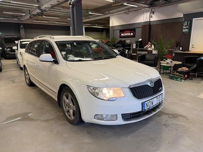 Begagnad Skoda Superb Ambition 105 HK (77 kW) 2012 Vit Kombi