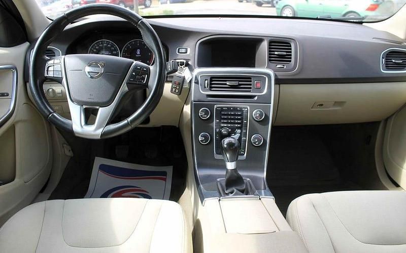 Begagnad Volvo S60 Momentum 136 HK (100 kW) 2012 Brun Sedan