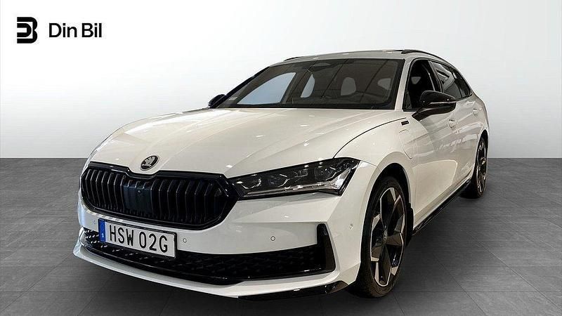 Vit (purity white) Ny 2025 Skoda Superb SportLine Kombi | 548 900 kr (Dyr) - Bild 1/4